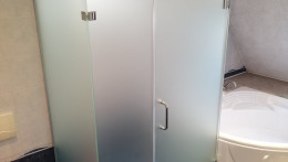 Стъкло 8мм Мат , обков полиран хром - кв. Кръстова вада.