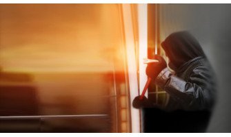 Обковът и ламинираното стъкло в дограмата ни пазят от крадци