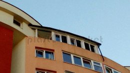 Усвояване на балкон Пласт Маркет Хладилника